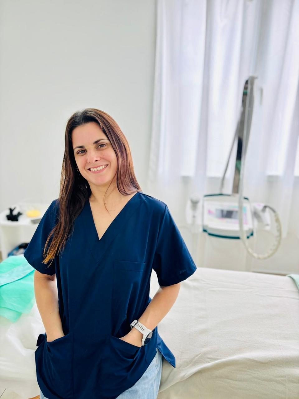 Carla, cosmetóloga de Juma, en su gabinete