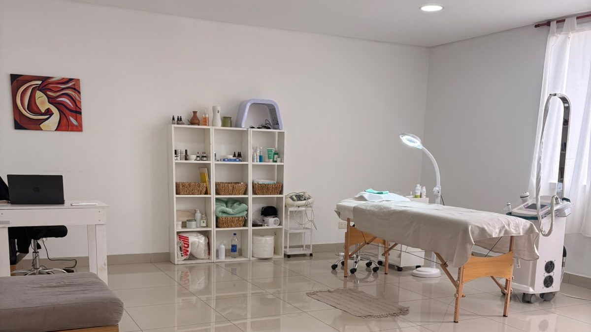 Gabinete de Juma: camilla, aparatología y estantes con productos profesionales